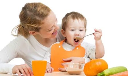 寶寶每天應該吃幾次輔食？需要什么餐具？
